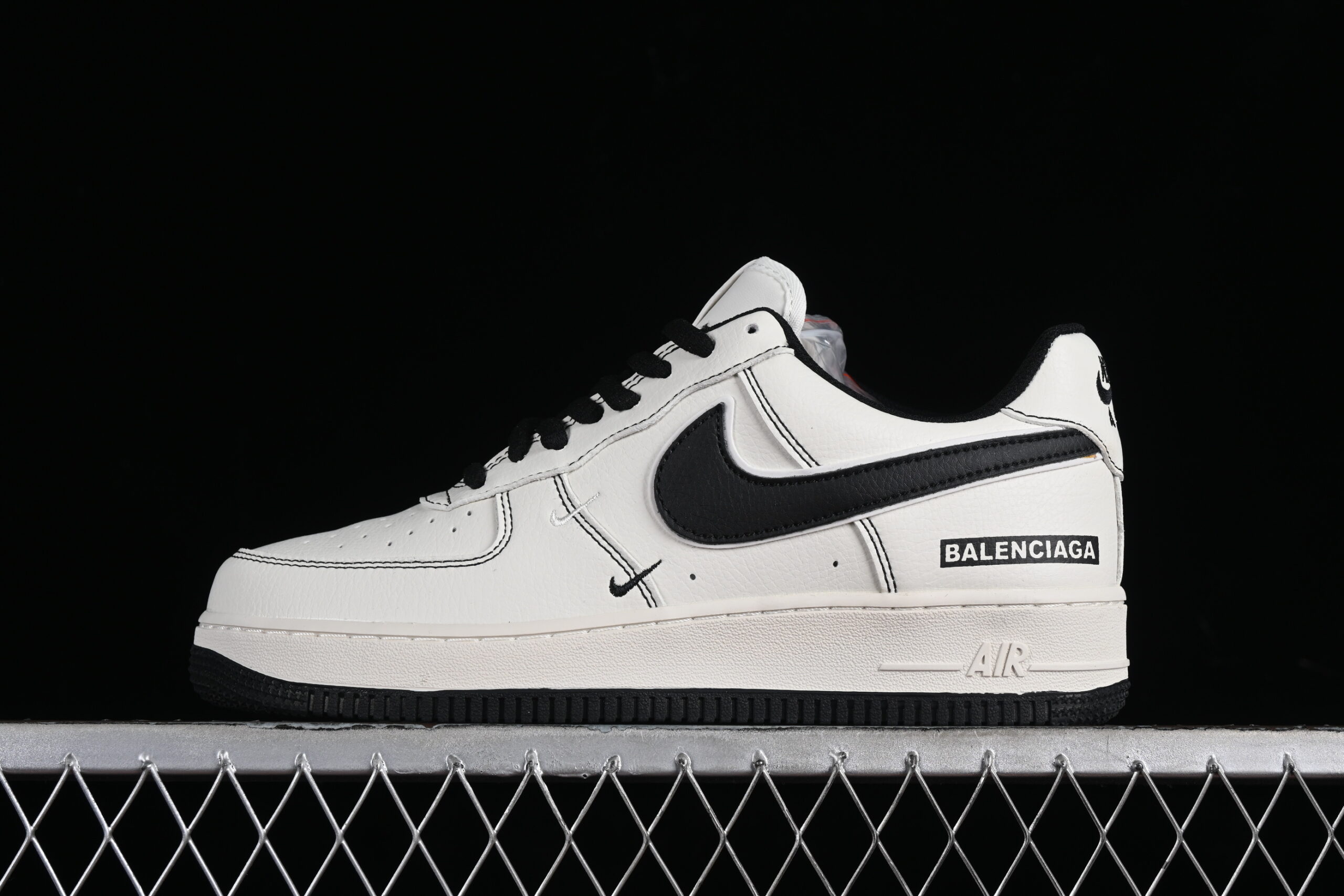 BALENCIAGA x Nike Air Force 1'07 Low Collaboration Cream Black Air Force 1 Low Top Casual Version FR0538-090