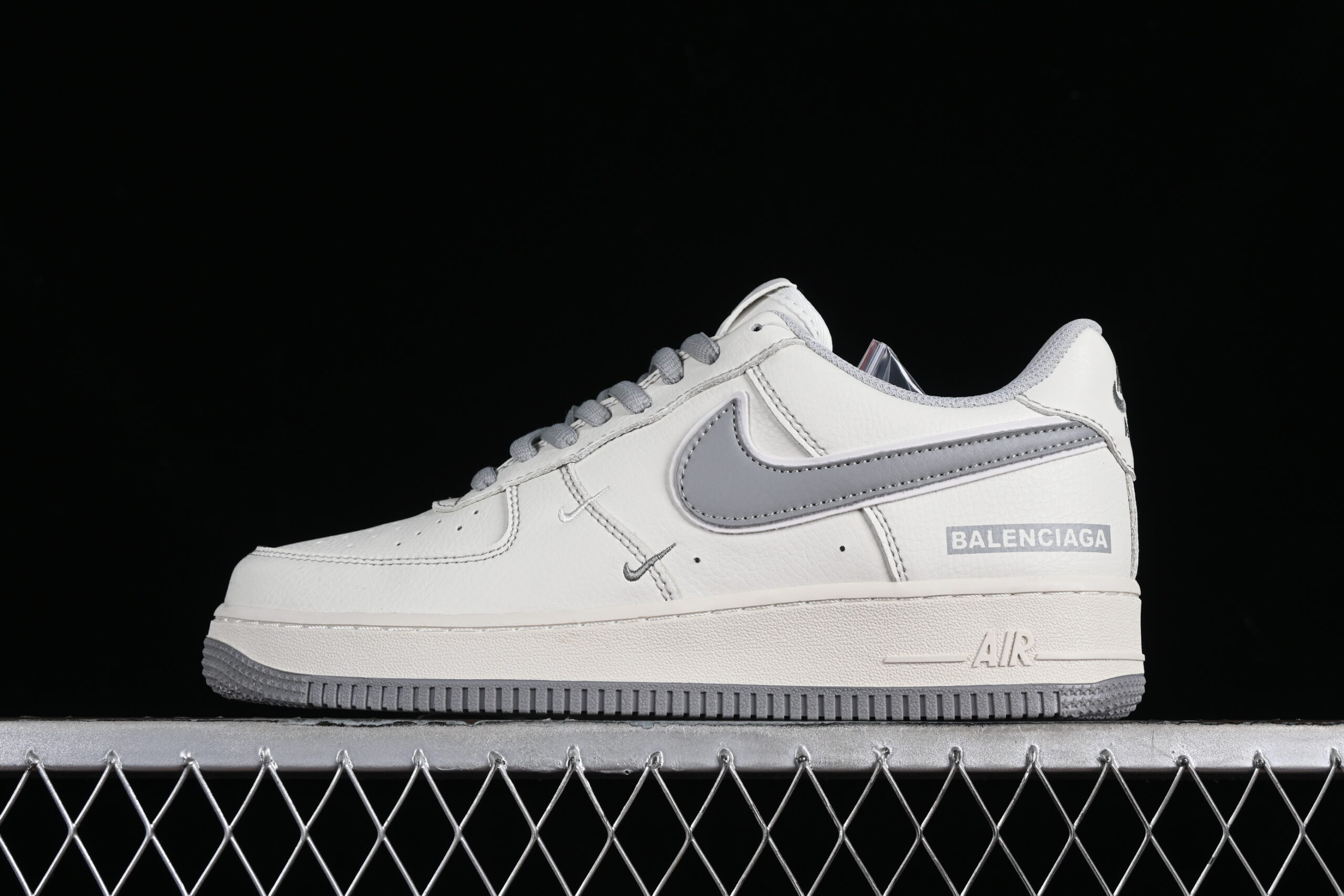 BALENCIAGA x Nike Air Force 1'07 Low Collaboration Cream Grey Air Force 1 Low Top Casual Version FR0538-091