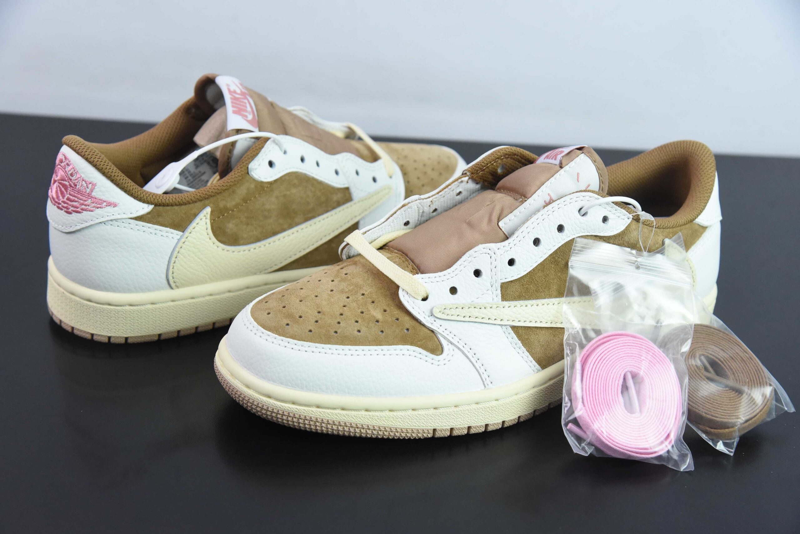 AFS71327347 FxTravis Scott x Air Jordan 1 Triple Collaboration Reverse Swoosh White Pink Yellow Reverse Swoosh Low Top DM7866-106