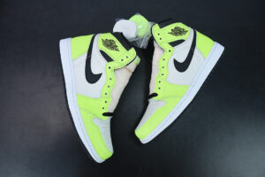 D05G5 Air Jordan 1 High OG "Volt" Air Jordan 1 Jordan 1 New Green 555088-702