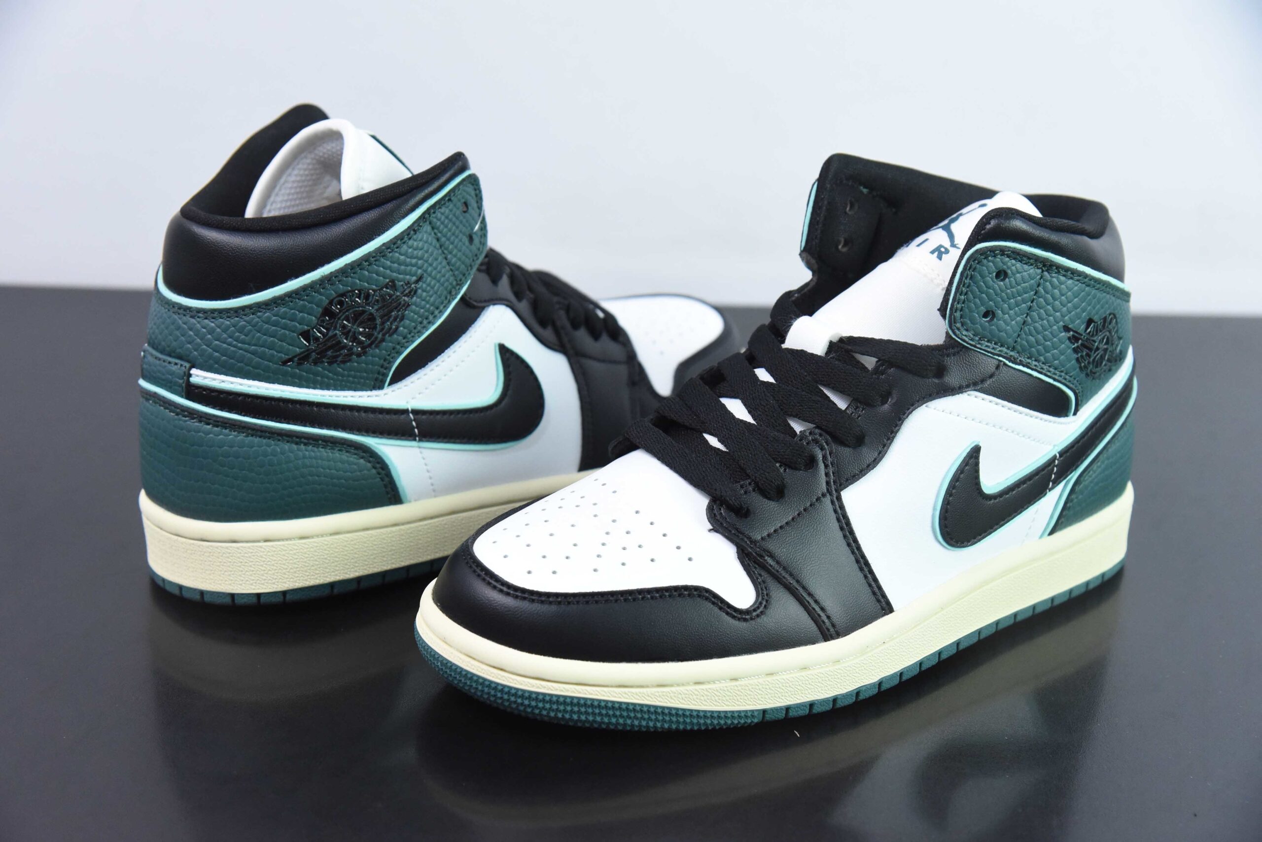 OAJI75921233 Nike Air Jordan 1 Mid Jordan 1 Black Green Mid Top Basketball Shoes FQ7818-100