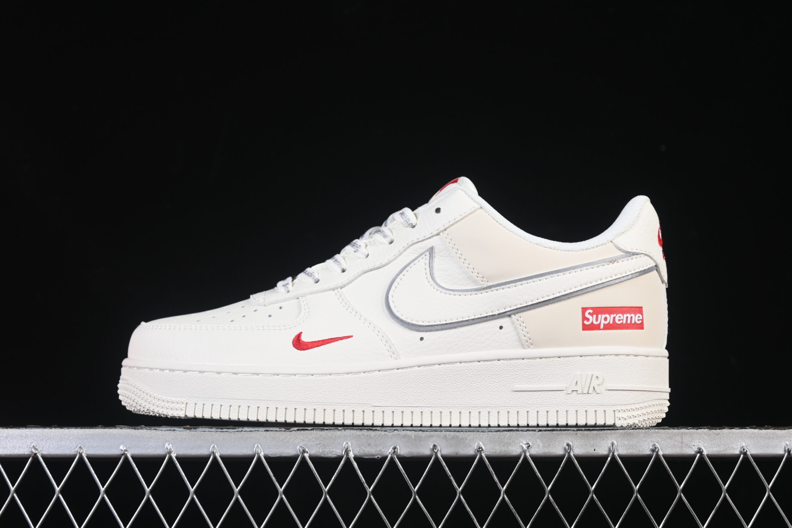 Nike Air Force 1'07 Low Supreme Collaboration Cream White Red Air Force 1 Low Top Casual Skate Shoes CS5288-052