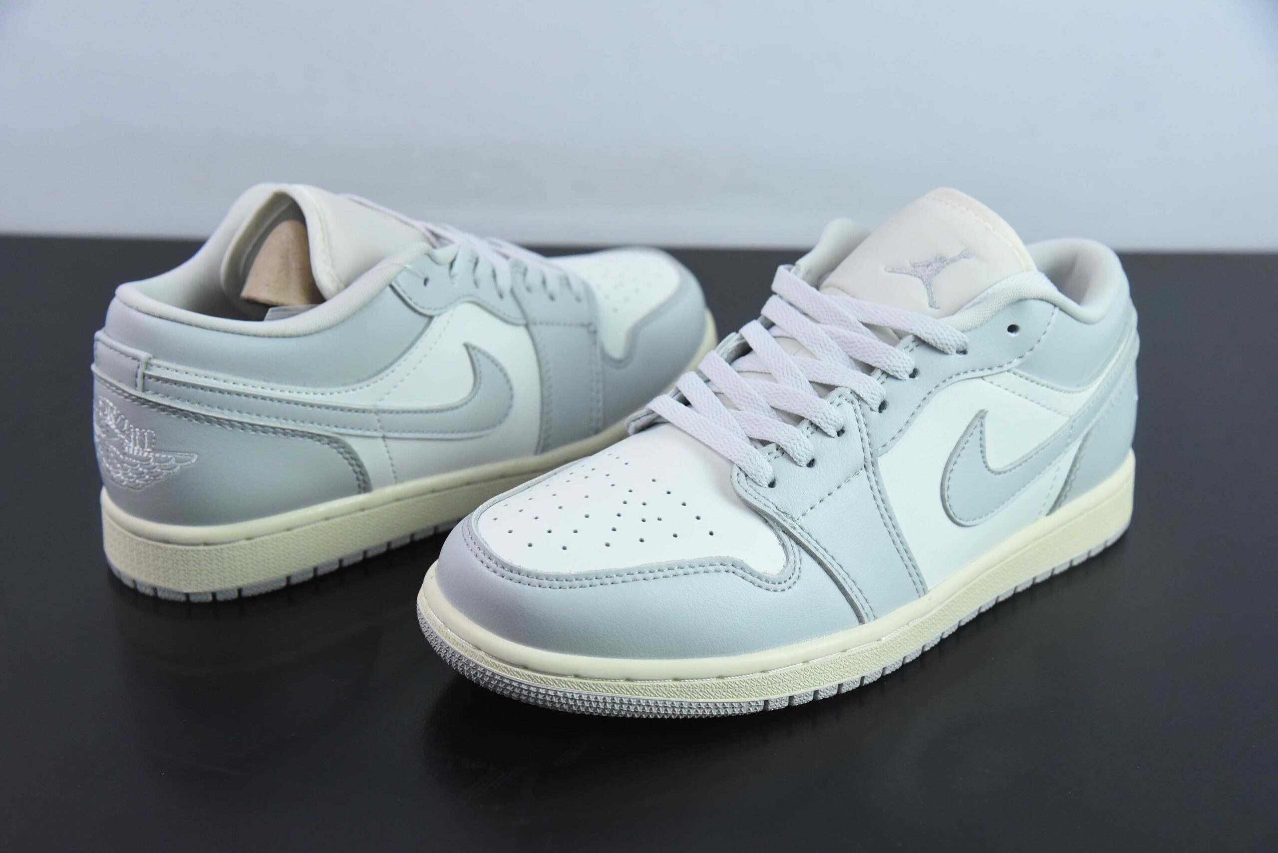 YAJB55509938 Nike Air Jordan 1 Grey White Jordan 1 Low Top Casual Skate Shoes DC0774-103