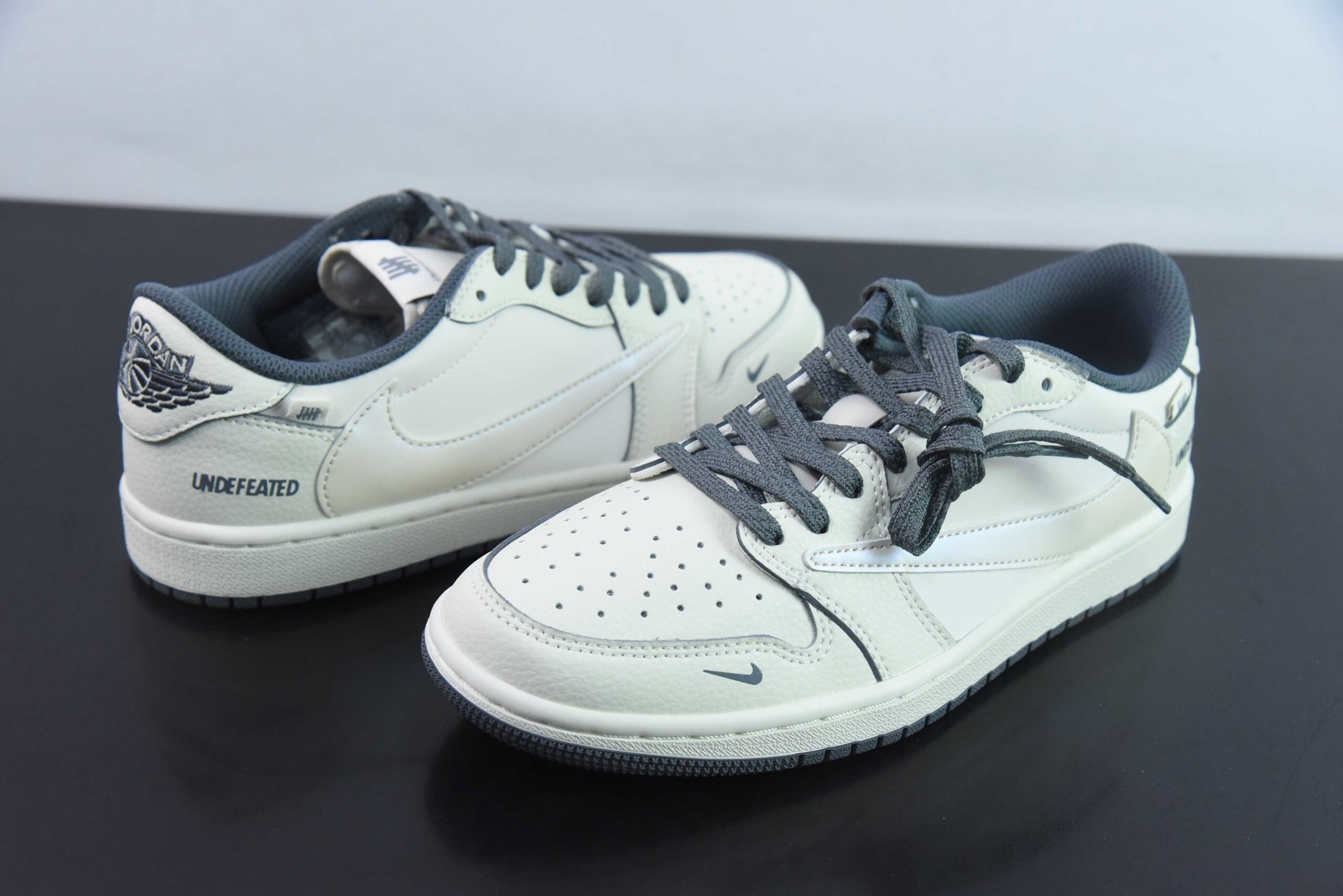 YFWU43697243 Fragment x Travis Scott x UNDEFEATED Air Jordan 1 Collaboration Reverse Swoosh DM7866 018