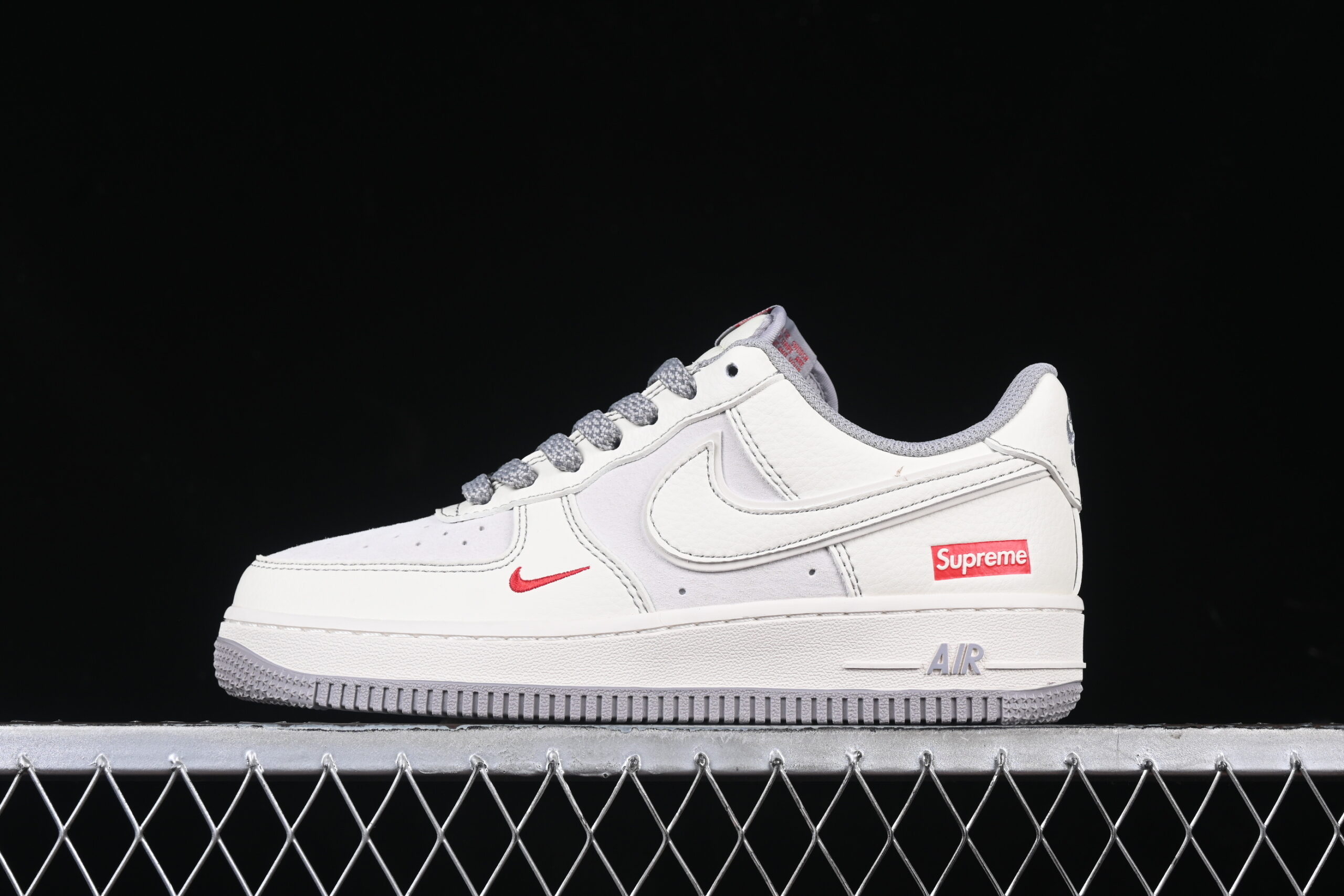 Nike Air Force 1'07 Low Supreme Collaboration Cream Grey Red Air Force 1 Low Top Casual Skate Shoes BB7518-011