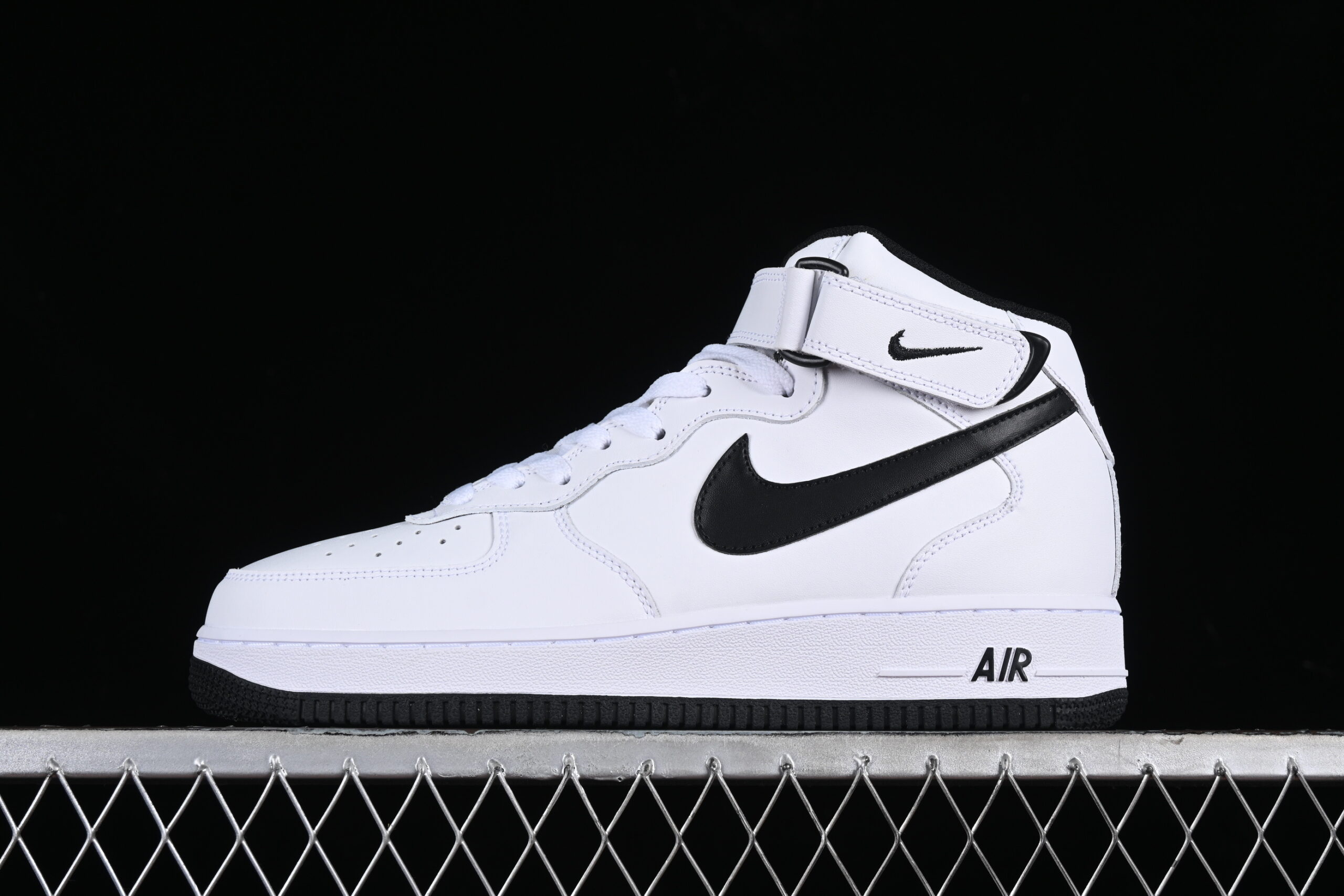 Nike Air Force 1'07 Mid White Black Air Force 1 Mid Top Casual Skate Shoes DV0806-101