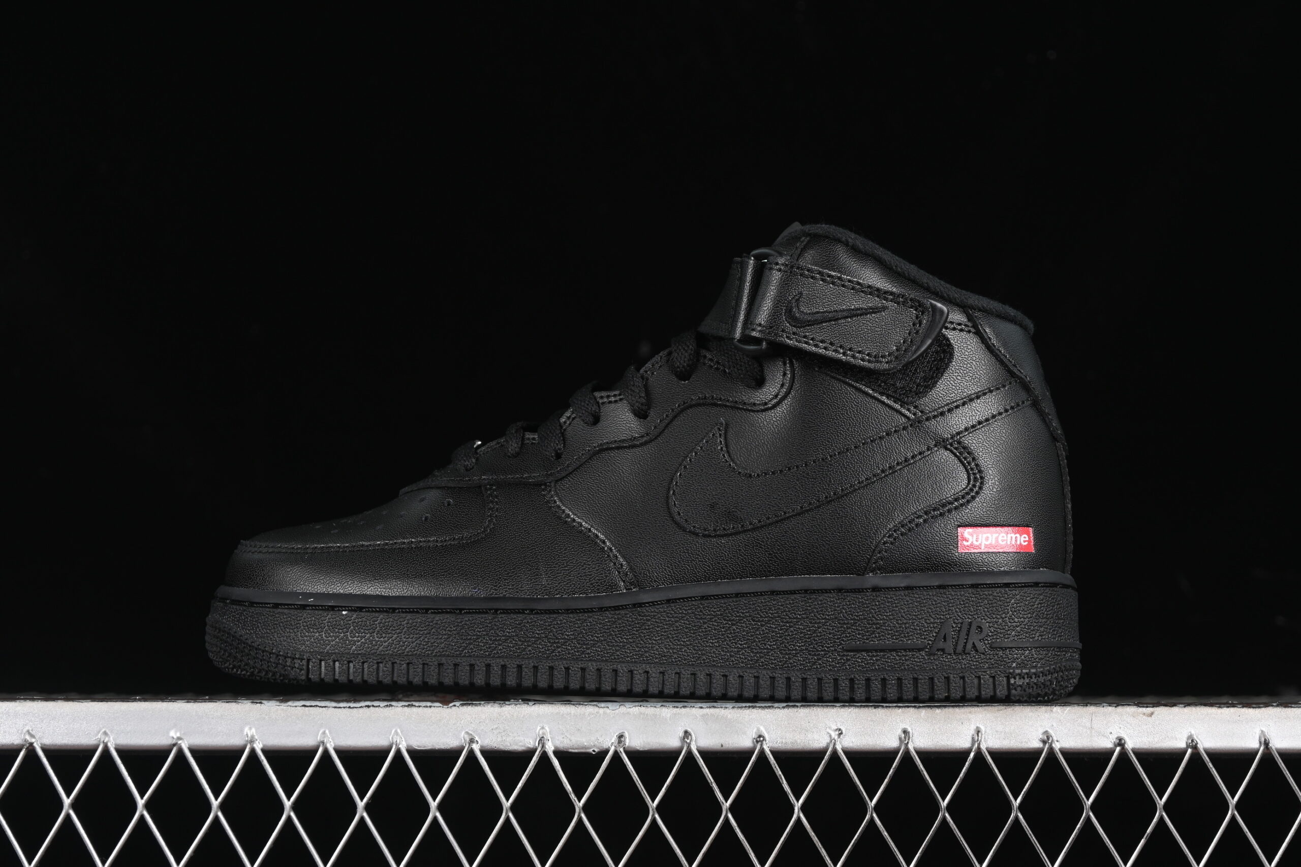 Supreme x Nike Air Force 1 Mid Collaboration Air Force 1 Mid Top Casual Skate Shoes FZ8784-001